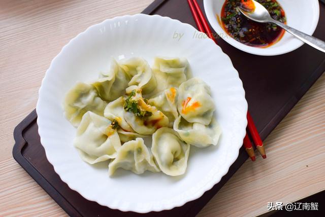 老妈做的素三鲜饺子，看着不起眼，隔几天不吃就会想