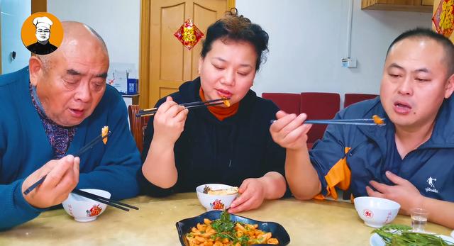 『愿为食客』孩子不爱吃胡萝卜，试试这样做，柔软筋道，4根胡萝卜不够吃