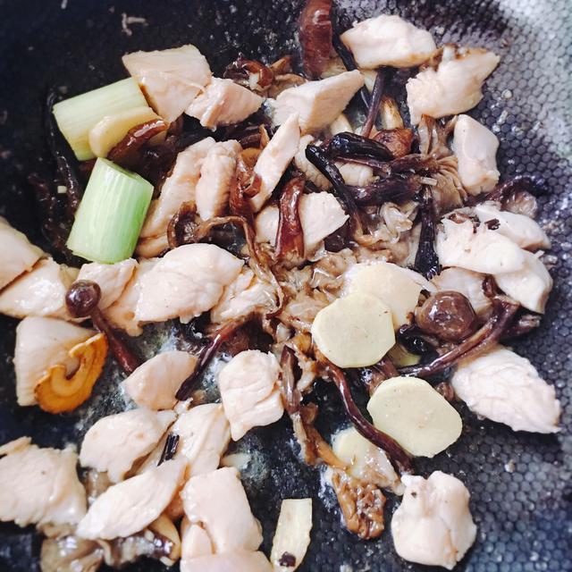 自制红烧鸡块，堪称简易版的小鸡炖蘑菇，味道很好，全家都爱吃