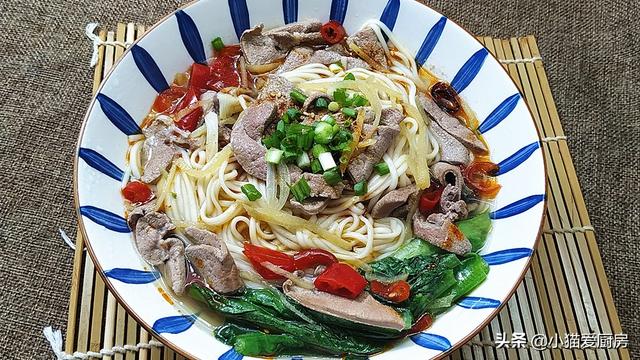 天冷了，早餐来一碗热气腾腾的“姜丝猪肝面”，鲜香好吃浑身暖和