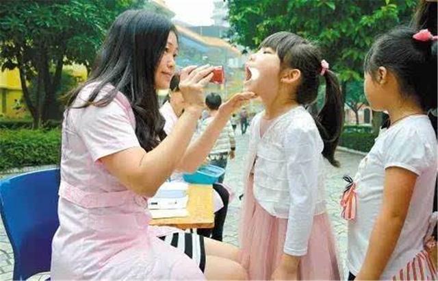 得不到糖的小孩|资深幼师直言：第一次上幼儿园不哭的娃，大多来自这“3种家庭”