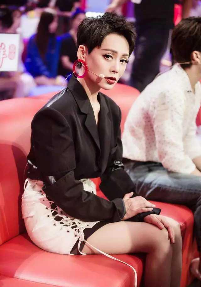 时尚迪科宁静身材非常抗打，小白裙配美腿显成熟女性气质