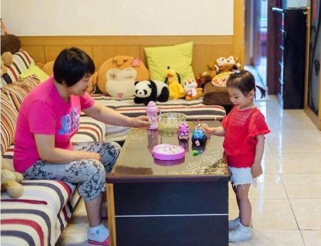 温暖家庭|“不要轻易给女儿带娃”，自愿带娃的姥姥，为啥如今多半都后悔了