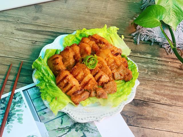 在家自制烤肉，好吃不油腻，菜叶卷一卷，一口一个真过瘾