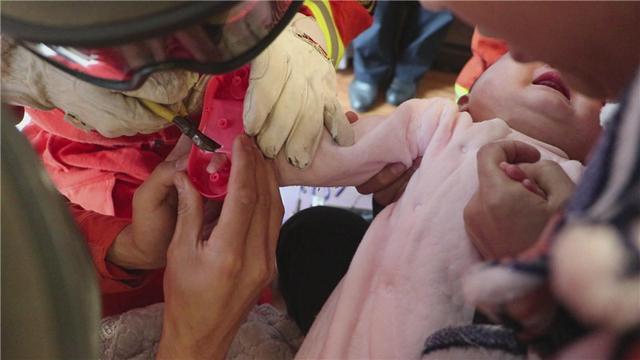你的育儿经▲玩具“咬人”!7个月大婴儿手指被卡,请来消防蜀黍“解锁”