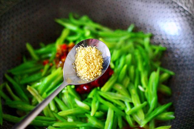 做虾别只会水煮、盐焗，试试香辣芸豆丝爆虾，味道鲜香，方便