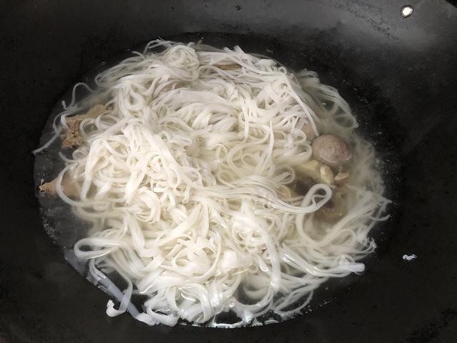 天冷孩子早餐最馋它，十分钟上桌，爽滑可口，比面条更好吃，特香