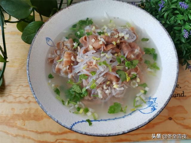 羊肉片别只会涮着吃，和这个食材是绝配，做成汤，营养味美又下饭