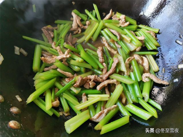 东北家常老菜，芹菜粉的做法，百吃不厌，粉条劲道，芹菜翠绿入味