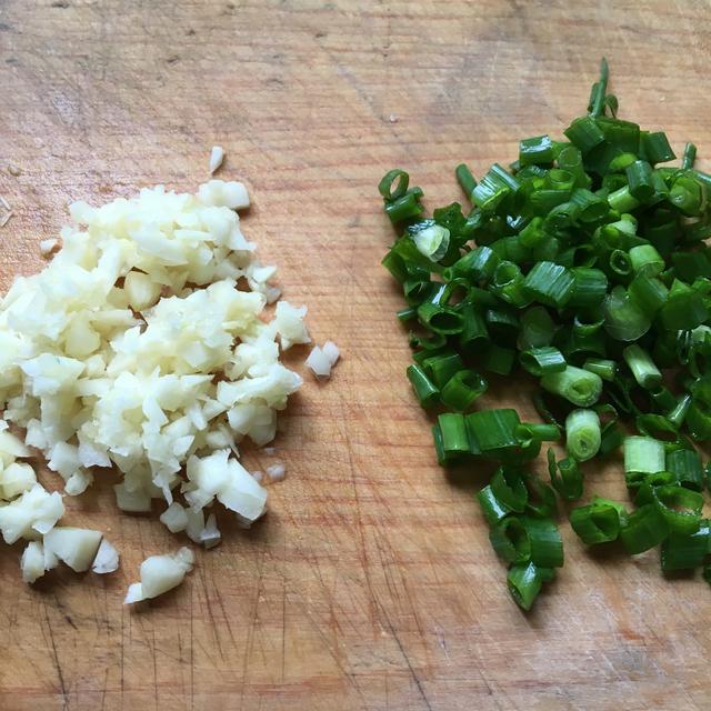 金沙虾，一个鲜字说不完，一口咬到底，才知道外酥里嫩是什么意思