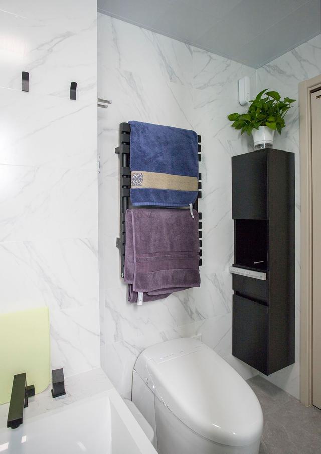 103m2堪称收纳满分典范，飘窗、榻榻米和全屋定制柜，储物大5倍