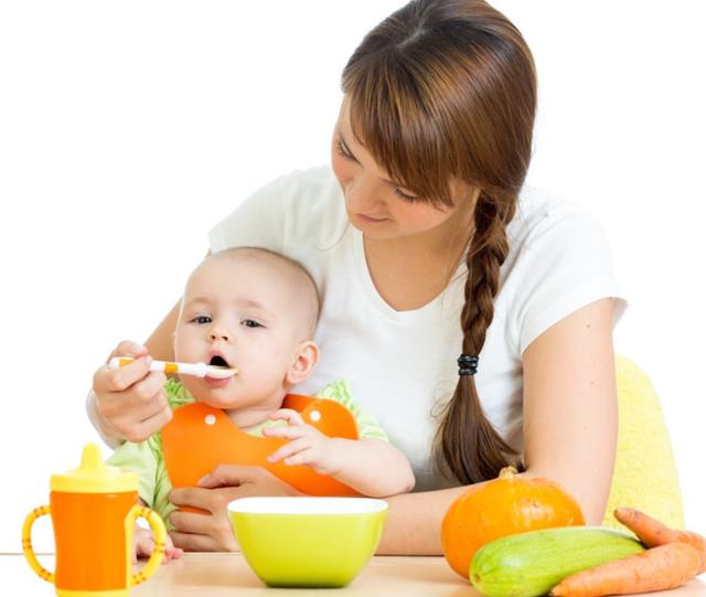 【超级宝妈】妈妈先喂孩子吃饭还是先自己吃饭，这是个问题，你会怎么选呢