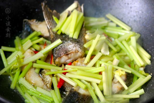 鱼肉不煮也不炖，就馋这做法，腌一腌炒一炒，香辣爽口比烤鱼好吃