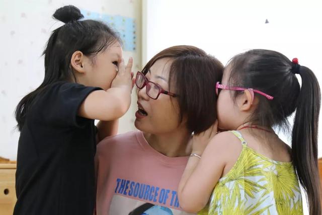 [超级宝妈]3岁娃爱说“悄悄话”，多半到了“语言敏感期”，如何引导很重要