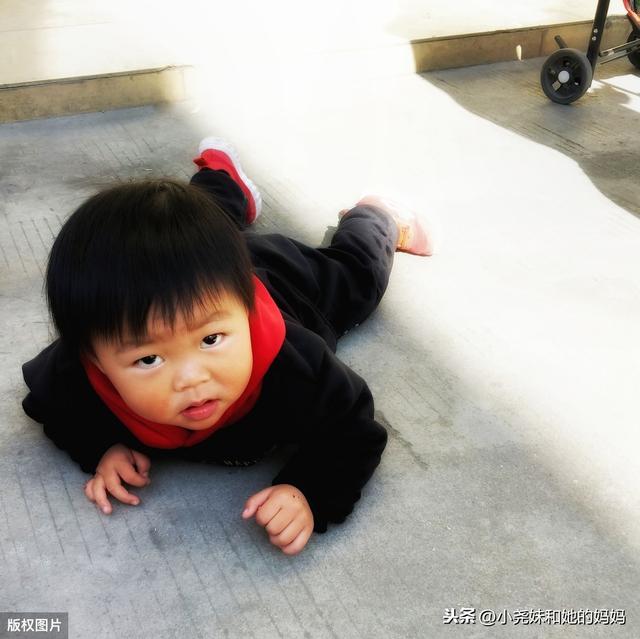 超级宝妈|孩子摔倒了，拍桌子、打地板？这样做的危害大，正确的做法是这样