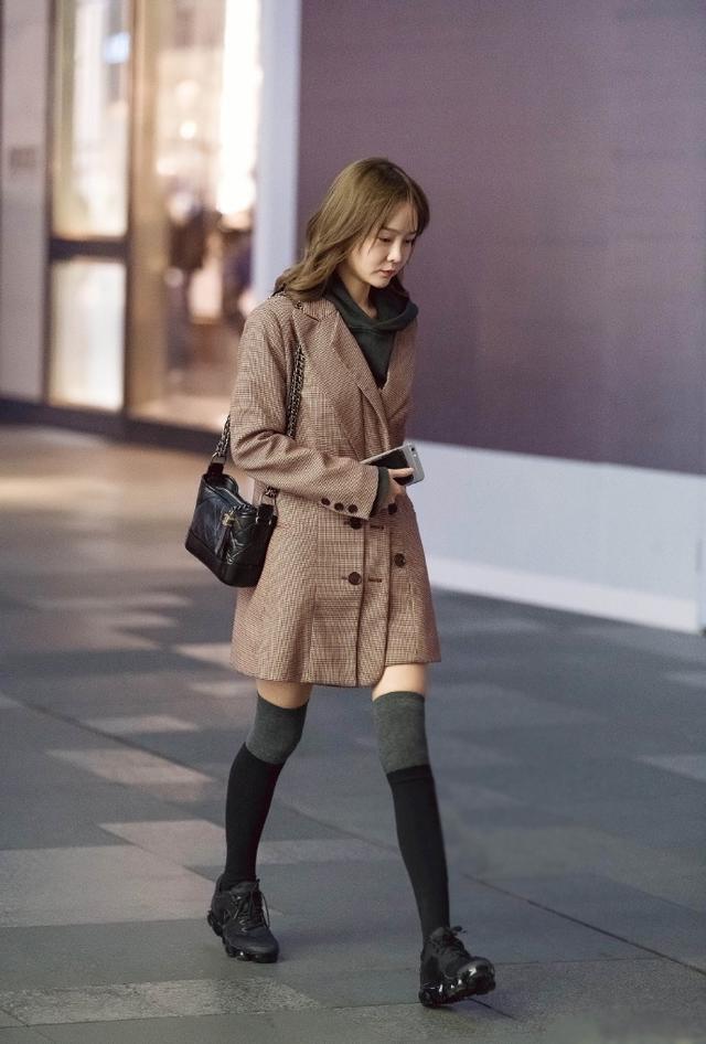 普拉达女王清新靓丽的时尚美女，简单利落的版型，大方又不失美感与优雅