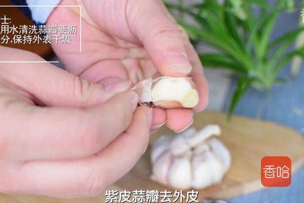 腌腊八蒜记住“2用1窍门”，颜色碧绿大蒜酸脆，零失败