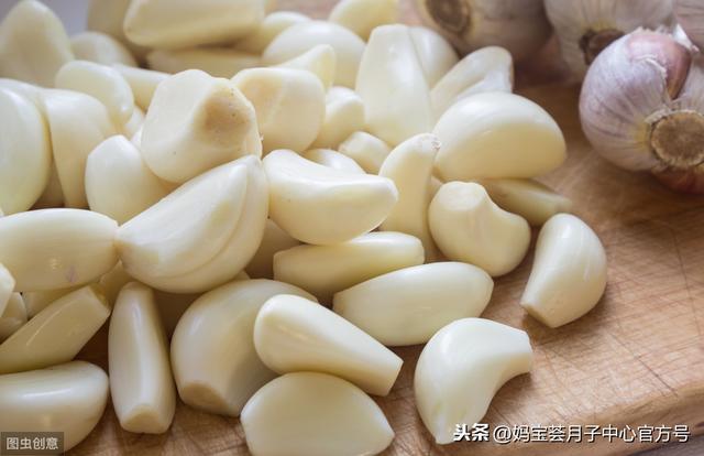 「超级宝妈」母乳喂养妈妈，吃东西没这么多忌口，只要注意这些食物就行！