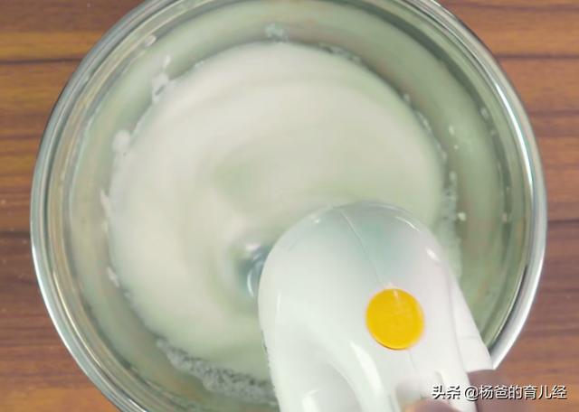 在家教你做奶油水果蛋卷，甜香味美，松软营养，孩子特喜欢