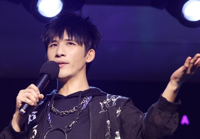 笙笙千离|大张伟内心孤僻，却在镜头前放飞自我，当年背着还债生活