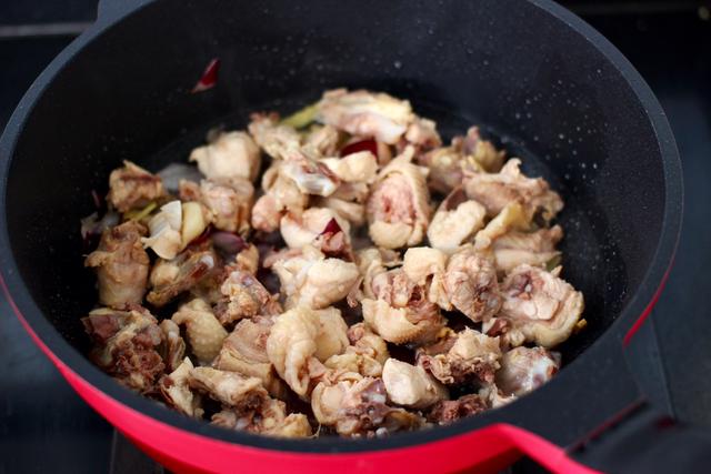 黄焖鸡在家就能轻松做，撑起一个店的菜，牢记3点，就能随手做