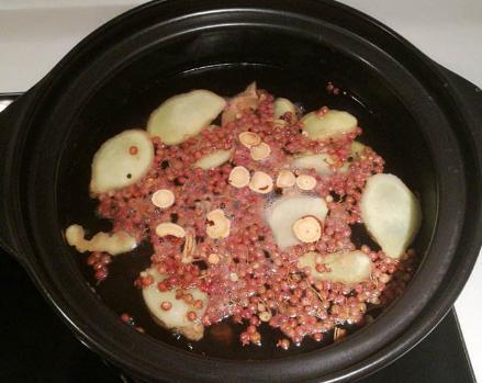 调猪肉饺子馅儿时，掌握“盐水油”口诀，做好鲜嫩多汁，香味十足