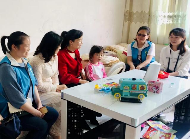 超级宝妈|六枝特区实验幼儿园：“六一”慰问贫困幼儿家庭
