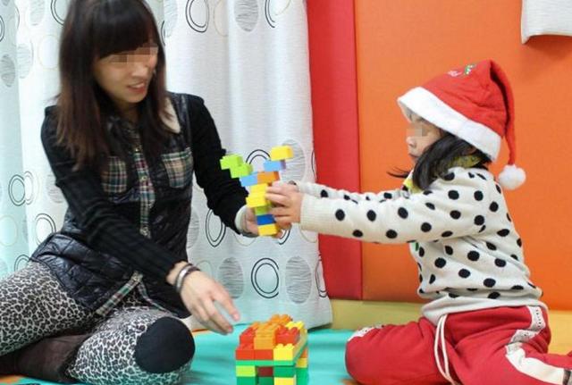 『你的育儿经』“假装抱到妈妈”，幼儿园亲子活动引争议，女孩父母没来太可怜