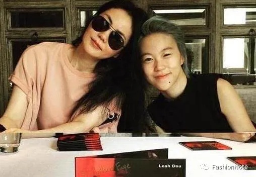 [细雨微凉]黄磊女儿穿露腰bra上热搜引争议：孙莉，你怎么养的女儿！