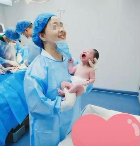 「超级宝妈」“花心宝宝”引关注,刚出生就摘下护士口罩,网友:孟婆汤掺水了