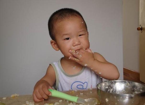快乐向前冲|育儿专家：孩子6岁之前，4种食物别喂，伤娃脾胃，家长要重视