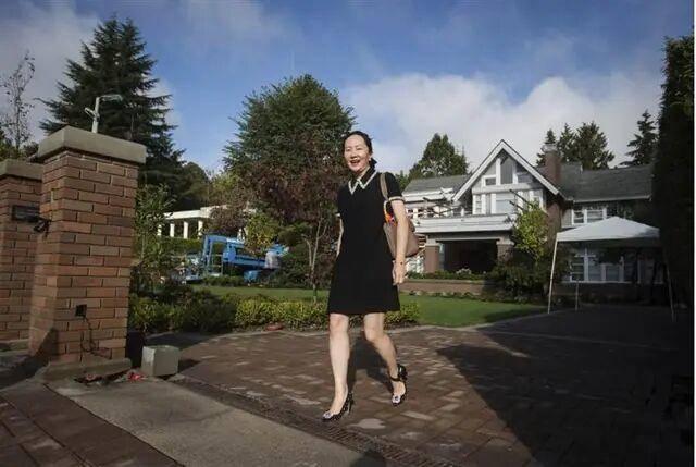 第五大道孟晚舟微笑走进法院，戴脚镣依旧淡定，穿搭风格同样充满活力