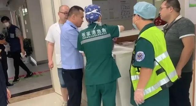 中国教育报|揪心！4岁男童在扶梯上跑动，下一秒手指被夹断……