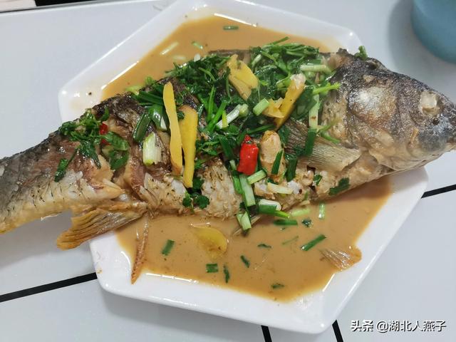 不管煎什么鱼，只要记住这两点，鱼不粘锅不破皮，又酥又香