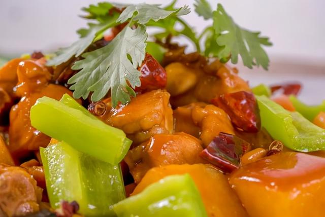 冬日简单好做的烧菜，好吃又下饭，连菜汤都忍不住来泡饭