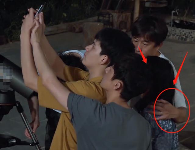 淡蓝色的记忆|张子枫等到超级月亮，围观时黄磊的手抢镜了，“老父亲”既视感