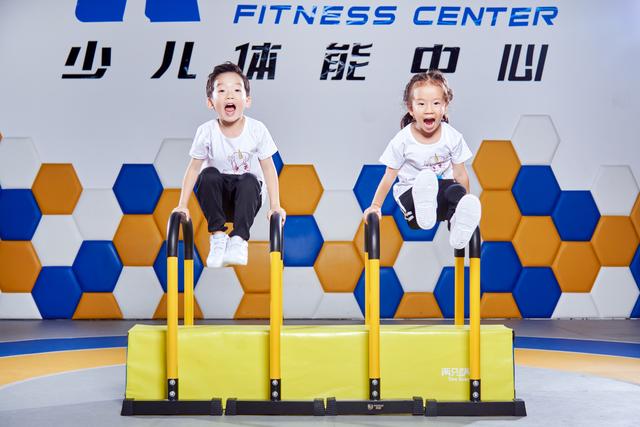 体适能|追光 | 跑跑跳跳翻跟斗，一节课就200元？