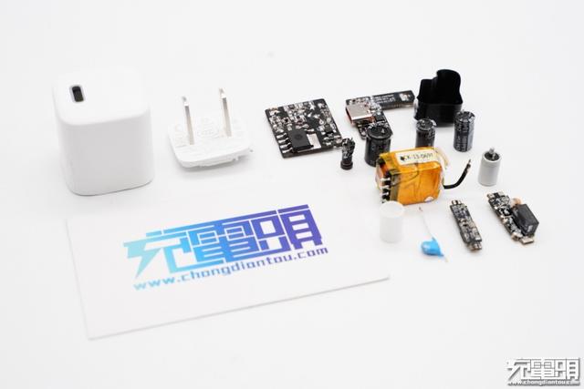 体积与苹果5W相当，功率高达20W，这款充电器用料和做工绝了