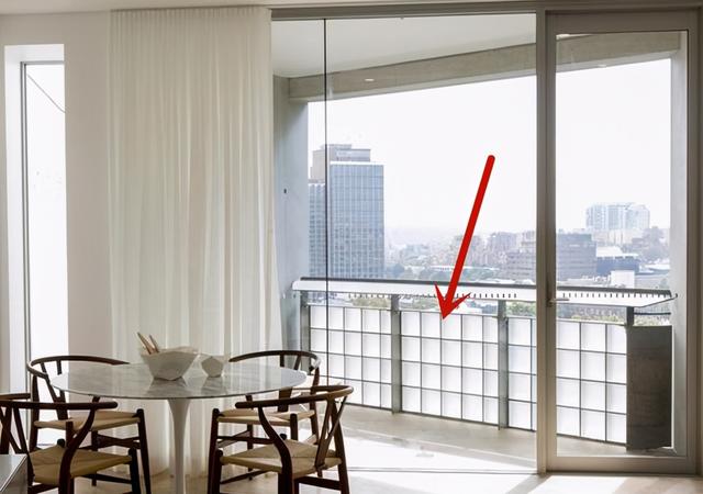 封阳台家里白天都得开灯，选玻璃砖重新封阳台，光线变全小区最好