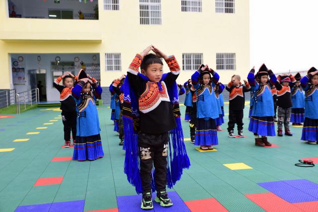 长大后嫁给我好吗？幼儿园俩男孩表白同一女孩，老师：孩子太早熟