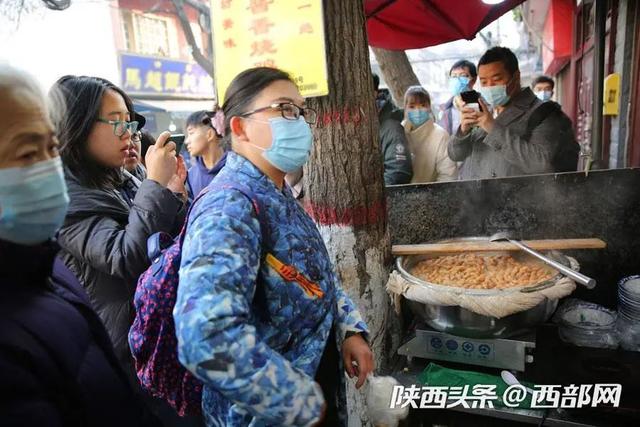 寒冬天气西安街头排长队吃暖胃早餐，店主说出油茶麻花吸引人的秘诀