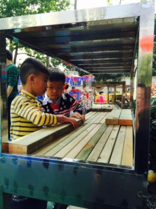 你的育儿经|当建构区搬到了户外,孩子能搭出一整个世界