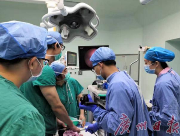 刘鸿|1月龄宝宝误吞金戒指，医生“巧手”10秒取出