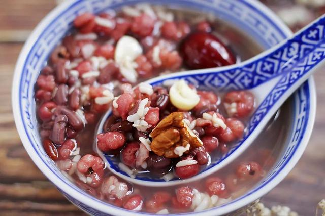 天气凉别再吃冷饮了，试试这道甜品吧！超级好吃又补气血哦