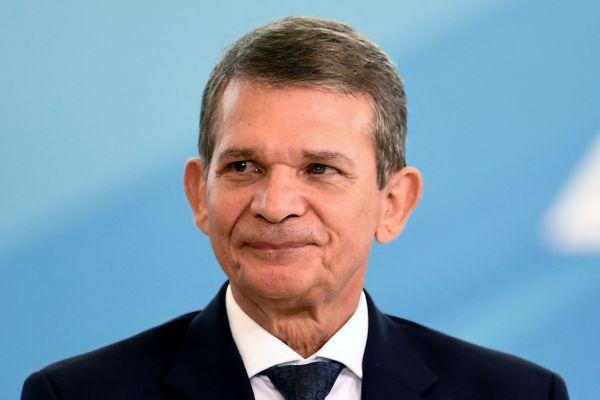 巴西石油股价暴跌 总统指定前防长任CEO遭批