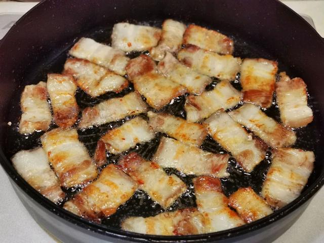 五花肉烤着吃味道更香，肥而不腻，咬一口满嘴的肉香，太过瘾了