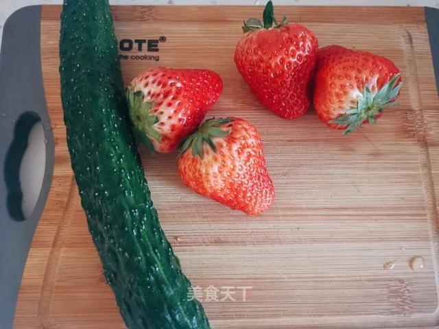 草莓水果盘：缤纷的色彩让人心旷神怡