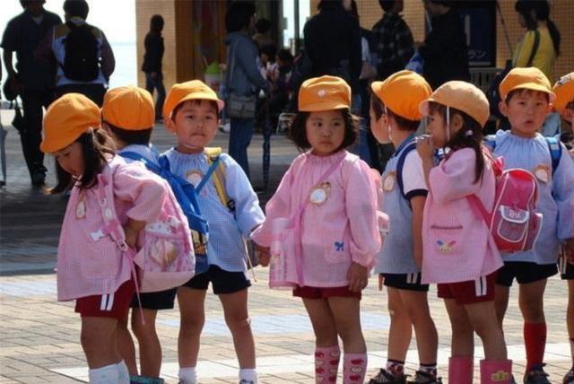 超级宝妈|日本孩子上下学，为什么不用父母接送？他们处理人贩子的方法够狠