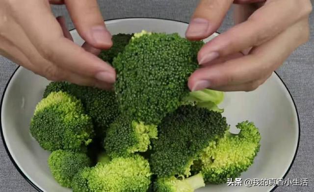 西兰花别只用食盐清洗，教你一招，杂质洗得干干净净