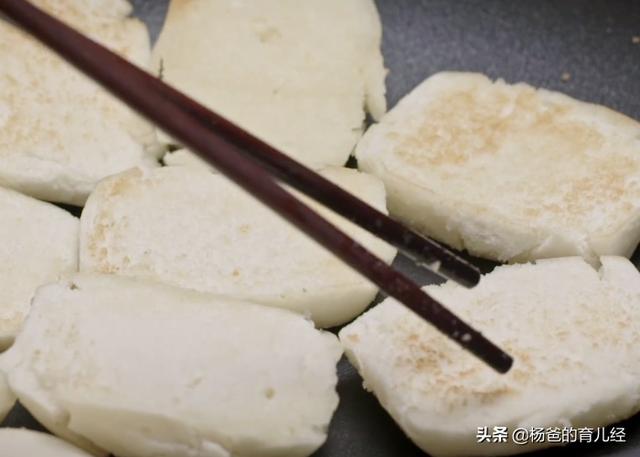 香煎馒头搭配酱香猪脚，孩子爱吃的居家美食，软烂鲜香，美味解馋